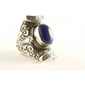 Bewerkte zilveren zadelring met lapis lazuli