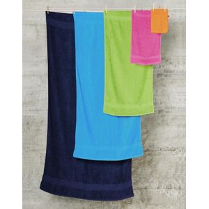 Handdoek fuchsia geborduurd met naam