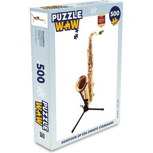 Puzzel Saxofoon op een zwarte standaard - Legpuzzel - Puzzel 500 stukjes