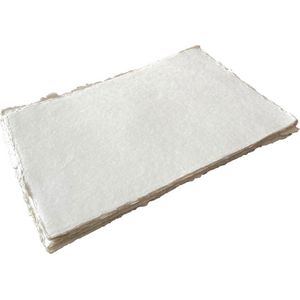 Set van 25 vel glad, ivoorkleurig katoen papier, 125 grs, schepranden rondom