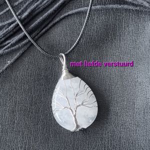 Edelsteen met leren ketting Bergkristal druppel met levensboom (grote variant)