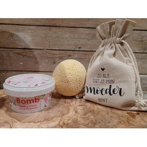 Geschenkset-Badbruisbal-Cellulose Spons-Hand-Créme-Rozen-Zwarte Peper-Treatment-Vegan-Vrouwen-Verjaardagcadeau-Musthaves-Alle Huidtypen-Trail-Natuurlijke ingrediënten-Welness kadoset-Spa-Giftset voor dames-Moederdag Cadeau-Kerst-Sinterklaas