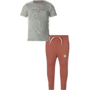 Koko Noko - Kledingset - Jongens - Joggingbroek Rusty Brown - Shirt Dusty Green Leave - Maat 104
