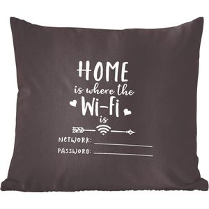 Sierkussen - Quote Home Is Where The Wifi Is Met Een Donkere Achtergrond