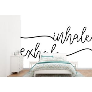 Quote - Ademen - Spreuk - Zwart wit - 'Inhale exhale' - Behangpapier
