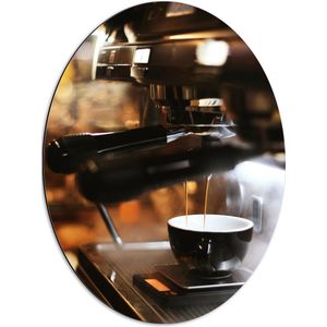 Dibond Ovaal - Foto van Koffiekopje onder Professioneel Koffiezetapparaat - 51x68 cm Foto op Ovaal (Met Ophangsysteem)