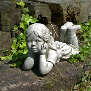 Betonnen tuinbeeld - dagdromend meisje