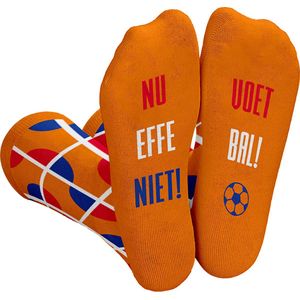 Grappige Voetbal Sokken Oranje - One Size Sokken met Tekst - Grappige Cadeaus voor Mannen & Dames - Happy Socks - Verjaardag cadeau man en vrouw - Geschenk Heren, Vader, Papa, Moeder, Mama, Vriendin, Zus, Oma