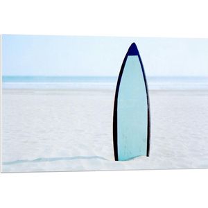 Forex - Surfbord in het Zand - 90x60cm Foto op Forex