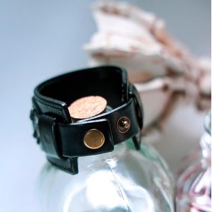 Brede leren armband met metalen pinnen - zwart, verstelbaar, uniseks