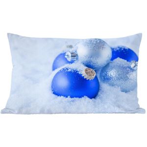 Sierkussen Kerst voor binnen - Een set blauwe en zilveren kerstballen bevinden zich in de sneeuw - 50x30 cm - rechthoekig binnenkussen van katoen