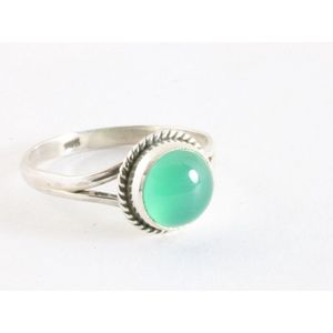 Fijne bewerkte ronde zilveren ring met groene onyx - maat 19