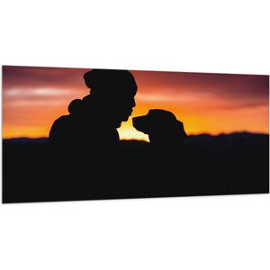 WallClassics - Vlag - Silhouet van Man met Muts met Zijn Hond - 200x100 cm Foto op Polyester Vlag