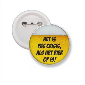 Button Met Speld 58 MM - Het Is Pas Crisis Als het Bier Op Is