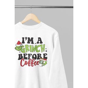 Foute kersttrui - I'm a grinch before coffee - Wurban Wear | 18+ | Grappige trui | Leuk cadeau | Unisex sweater | Oversized trui | Kersttrui heren | Foute kerstkleding | Kerst sweater | Kerst diner | Kersttrui dames | Foute kersttruiendag 2025 | Wit