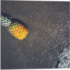 Vlag - Ananas op het Strand met Zee - 50x50 cm Foto op Polyester Vlag