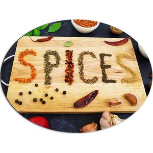 Dibond Ovaal - Spices Geschreven met Specerijen op een Snijplank - 68x51 cm Foto op Ovaal (Met Ophangsysteem)