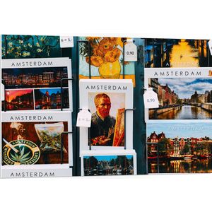 PVC Schuimplaat- Amsterdamse Ansichtkaarten in het Rek - 105x70 cm Foto op PVC Schuimplaat
