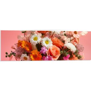 PVC Schuimplaat- Rieten Mandje Gevuld met Prachtig Veldboeket tegen Roze Achtergrond - 90x30 cm Foto op PVC Schuimplaat