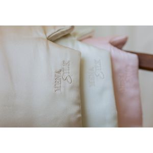 MenaSilk Large Eye Mask – 100% Moerbeizijde – 22 Momme dikte – Zacht en Luxe - OEKO-TEX keurmerk- Champagne - Geschenkdoos