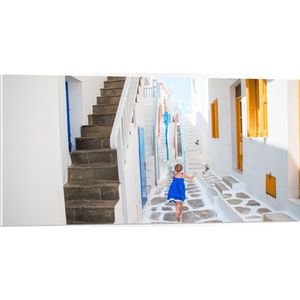 PVC Schuimplaat- Meisje in Blauwe Jurk door de Straten van Santorini, Griekenland - 100x50 cm Foto op PVC Schuimplaat