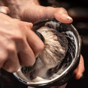 JGS Premium - Shaving Brush voor Mannen - Klassieke Exfoliërende Scheerkwast met Houten Handvat - Professioneel voor Baard en Snor - Nat Scheren - Luxe Haarborstel