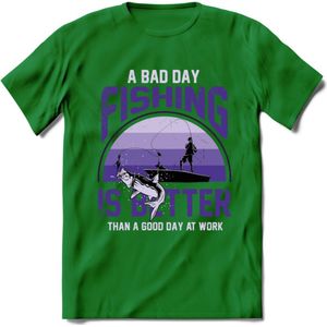 A Bad Day Fishing - Vissen T-Shirt | Paars | Grappig Verjaardag Vis Hobby Cadeau Shirt | Dames - Heren - Unisex | Tshirt Hengelsport Kleding Kado - Donker Groen - XL
