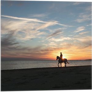 Vlag - Paardrijden op het Strand met Zonsondergang - 50x50 cm Foto op Polyester Vlag
