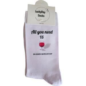 All you need is Wijn - Love - Hou van je - Verjaardag - Alcohol - Valentijns cadeau - Sokken met tekst - Witte sokken - Cadeau voor vrouw en man - Kado - Sokken - Verjaardags cadeau voor hem en haar - Verliefd - Vaderdag - Moederdag - LuckyDay Socks