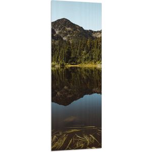 WallClassics - Vlag - Groene Berg aan het Water - 50x150 cm Foto op Polyester Vlag