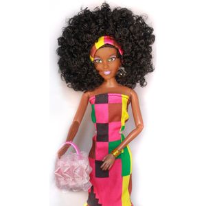 Akazidolls Naysa -Zwarte - barbie - pop met afro krullen en Afrikaanse kleding