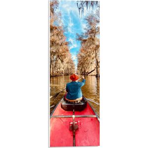 WallClassics - PVC Schuimplaat - Persoon in Kano tussen Prachtige Bomen onder Blauwe Lucht met Kleine Wolkjes - 20x60 cm Foto op PVC Schuimplaat (Met Ophangsysteem)
