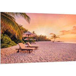 PVC Schuimplaat- Luxe Ligbedden op Wit Strand tijdens Feloranje Zonsondergang - 150x100 cm Foto op PVC Schuimplaat