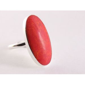 Langwerpige zilveren ring met rode koraal steen - maat 19.5