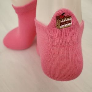 Verjaardag cadeau - Taart sokken – sneaker sokken - vrolijke sokken - valentijn cadeau – lage sokken - grappige sokken - leuke dames en heren sokken - moederdag - vaderdag - Socks waar je Happy van wordt - Maat 37-44