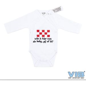 VIB® - Rompertje (overslag) Luxe Katoen - Wie is hier nou de Baby, Gij of Ik (Wit) - Babykleertjes - romper - rompertjes - rompertjes met tekst - baby cadeau - baby aankondiging - overslagromper