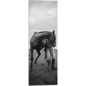 WallClassics - Vlag - Persoon met Paard in het Zwart Wit - 20x60 cm Foto op Polyester Vlag