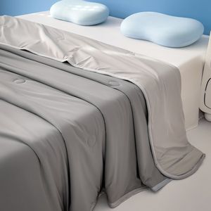 Qelus Dubbelzijdig Koeldeken 100x150cm - Verkoelende Fiber Zomerdeken voor Bed & Bank - Superzacht Ademend Textiel - Verkoelende Deken - Grijs