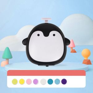 Elektrische Nagelvijl - Zwart - Penguin Elektrische Nagelvijl - Penguin Vorm - Baby Nagelverzorging - Veilig en Zacht voor Baby's en Volwassenen - Inclusief 8 Verschillende Vijlkoppen - Waterbestendig Manicureset - Perfect Baby Cadeau