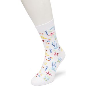 Bonnie Doon Heren Sokken met Dokters Print maat 40/46 Wit - Thema Sokken - Ziekenhuis - Dokter - Cadeau Sokken - Zacht Katoen met Gladde Teennaad - Comfortabel - Perfect Cadeau - White - BD042123.103