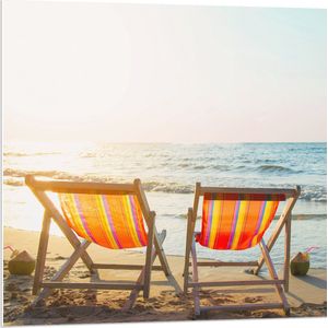 PVC Schuimplaat- Twee Oranje Ligbedden op het Strand - 80x80 cm Foto op PVC Schuimplaat