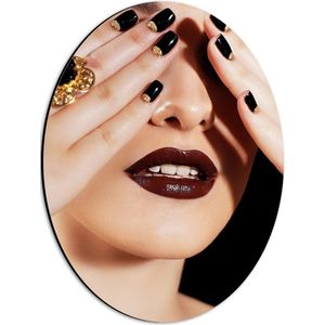 Dibond Ovaal - Vrouw - Gezicht - Handen - Nagellak - Ring - Goud - Lippenstift - 30x40 cm Foto op Ovaal (Met Ophangsysteem)
