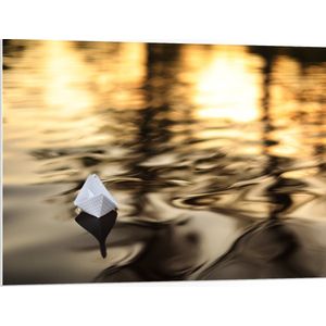 PVC Schuimplaat- Wit Papieren Bootje dobberend over het Water tijdens de Avondzon - 100x75 cm Foto op PVC Schuimplaat