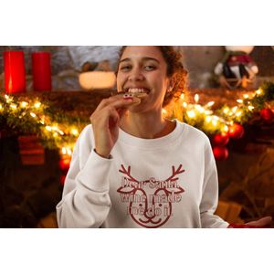 Shirt - Wine made me do it - Wurban Wear | Grappige sweater | Leuk cadeau | Unisex sweater | Oversized sweater | Foute kerst trui | Foute kerstkleding | Kerst sweater | Kerst diner | Kersttrui dames | Foute kersttruiendag 2024 | Wit