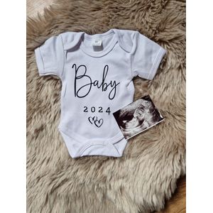 Aankondiging zwangerschap-tekst baby 2024-rompertje met tekst-maat 56