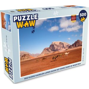 Puzzel Een kudde kamelen lopen door het rode zand in Wadi Rum - Legpuzzel - Puzzel 500 stukjes
