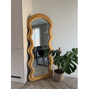 Clové Wavy Mirror Nederland - Rond camel, golvende spiegel, organische asymmetrische vorm, minimalistisch, modern