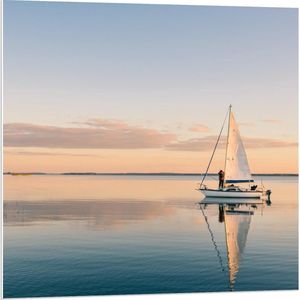 Forex - Zeilbootje op het Water - 80x80cm Foto op Forex