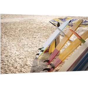 PVC Schuimplaat- Surfborden bij Tentje op het Strand - 150x100 cm Foto op PVC Schuimplaat