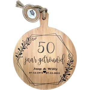 Creaties van Hier - serveerplank - 50 jaar getrouwd (rand tak) - 45 cm - gepersonaliseerd cadeau - hout